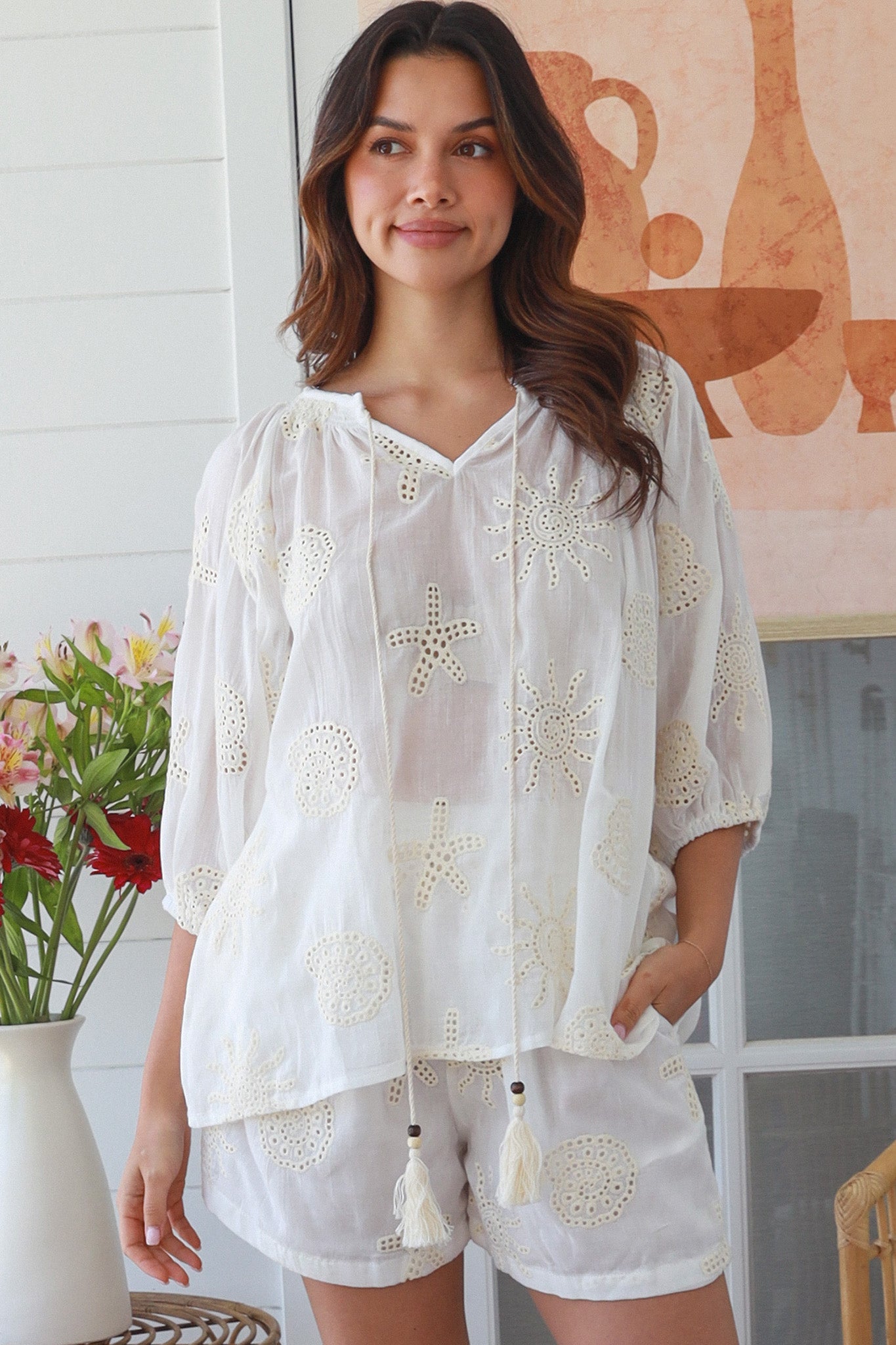 LG0019SPA White Shorts
